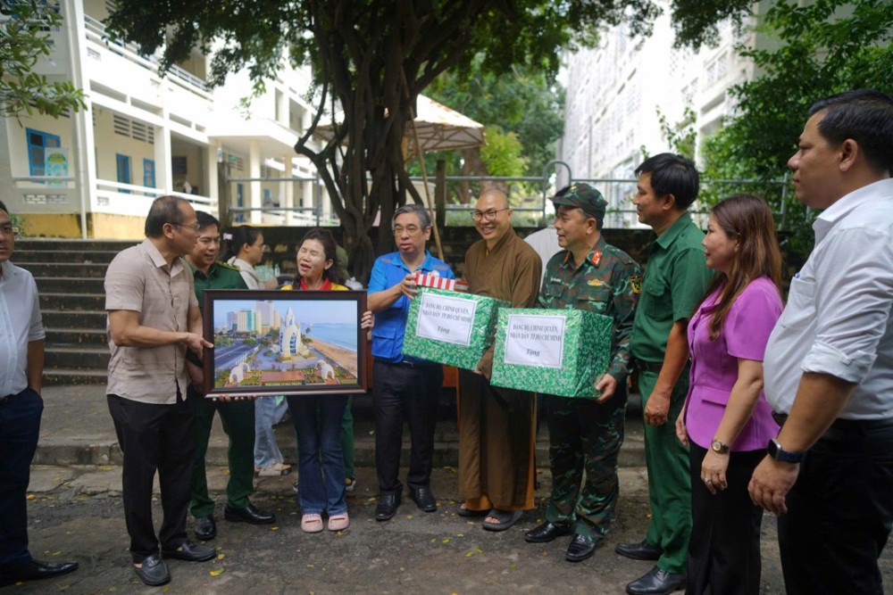 Ông Nguyễn Phước Lộc thăm và động viên bếp cơm từ thiện dã chiến tại tỉnh Khánh Hòa