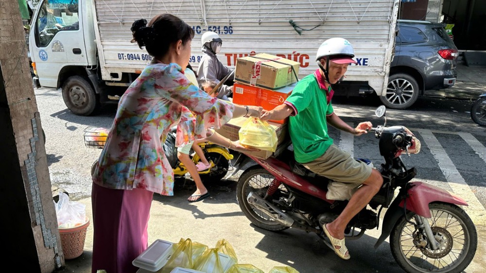 Cà Mau: Ấm lòng những phần cơm từ thiện gửi đến bà con lao động