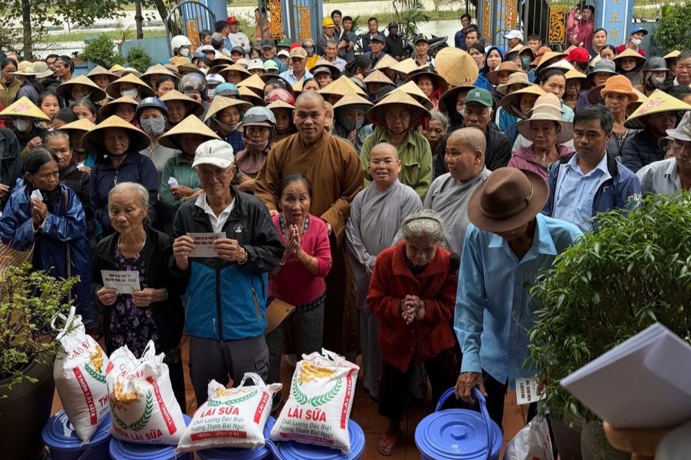 Đoàn Phật giáo Vũng Tàu trao 1.200 phần quà hỗ trợ bà con khó khăn tại TP.Huế