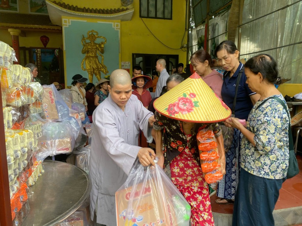 Đà Nẵng: Tổ đình Bảo Quang hỗ trợ bà con vùng lũ tại xã Nông Sơn