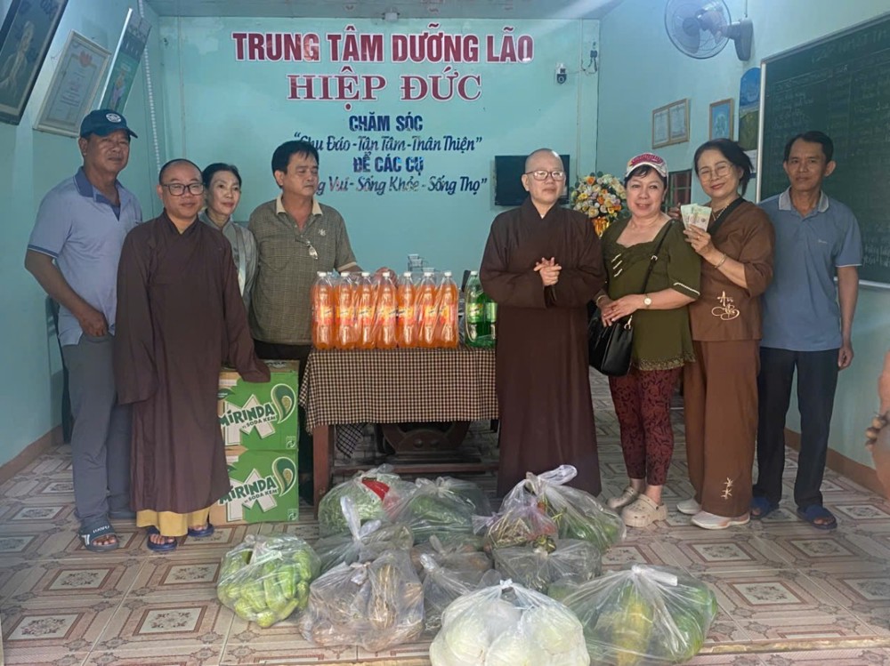 Đà Nẵng: chùa Phước Quang trao gửi yêu thương đến các cụ tại Trung tâm Dưỡng lão Hiệp Đức.