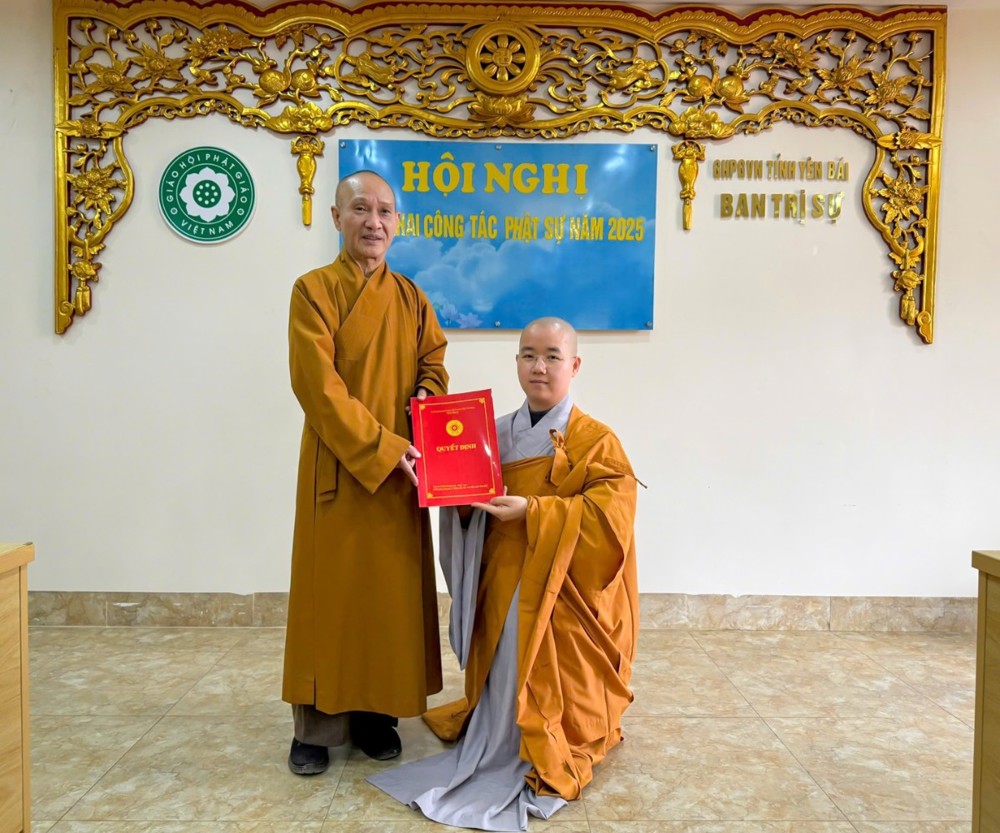 Two men in robes holding a certificate

AI-generated content may be incorrect.
