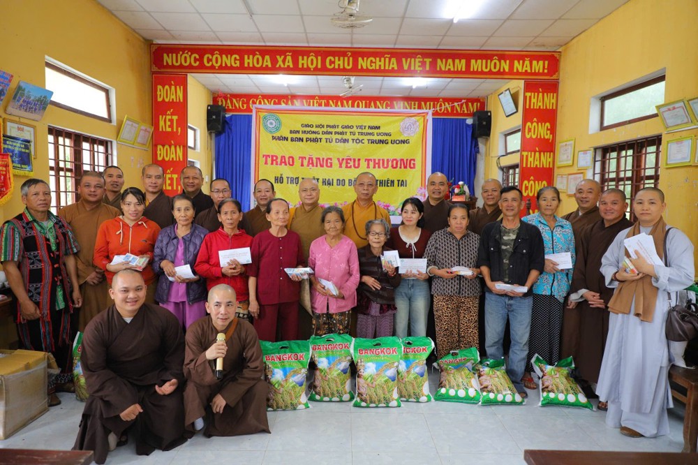Phân ban Phật tử Dân tộc Trung ương trao tặng yêu thương đến đồng bào vùng lũ tại TP Huế