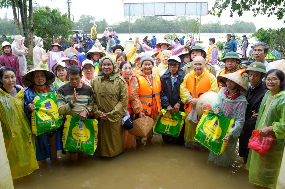 Huế: Chùa Pháp Hưng và Tịnh thất Pháp Thủy trao 260 phần quà đến bà con vùng lũ Phong Điền