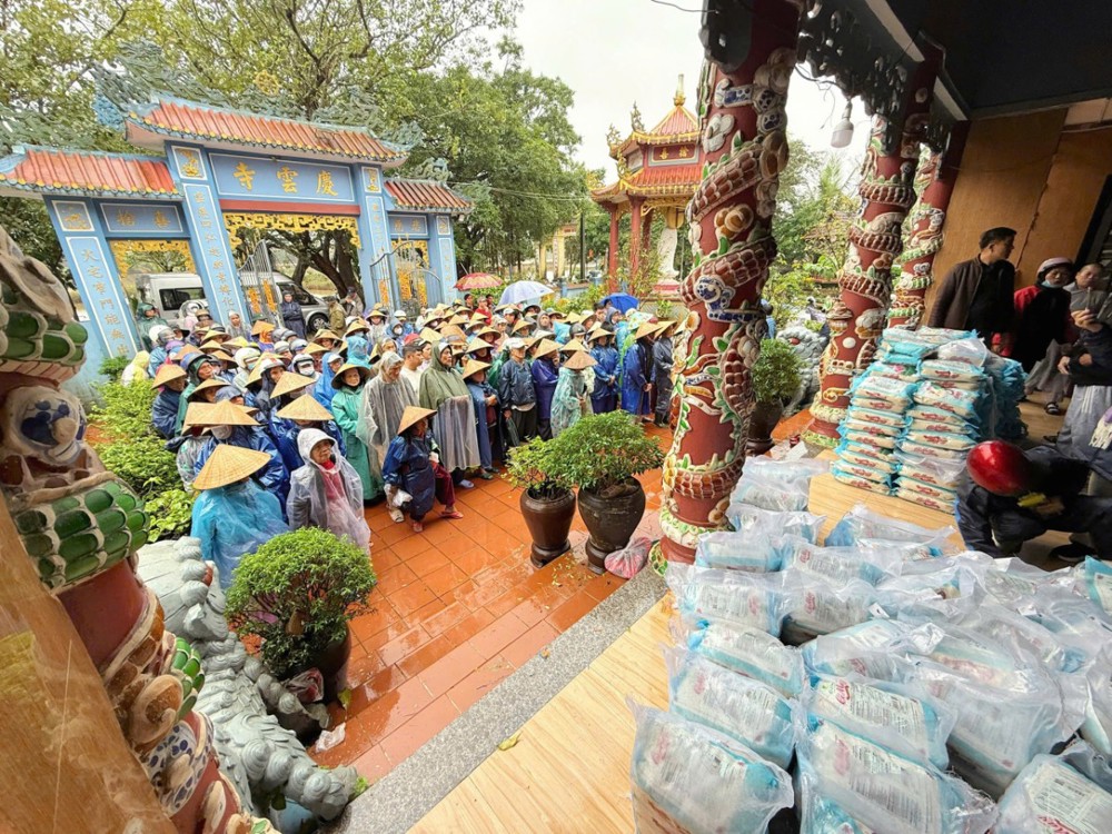 Huế: Hành trình từ thiện trao yêu thương đến bà con khó khăn