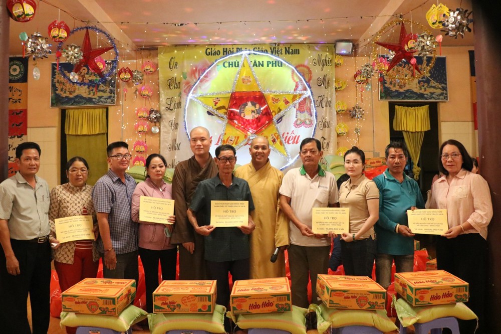 Đồng Tháp: Chùa Tân Phù cùng đoàn Thiện Tâm hỗ trợ các gia đình bị thiện hại do lạt lở tại xã Tân Long