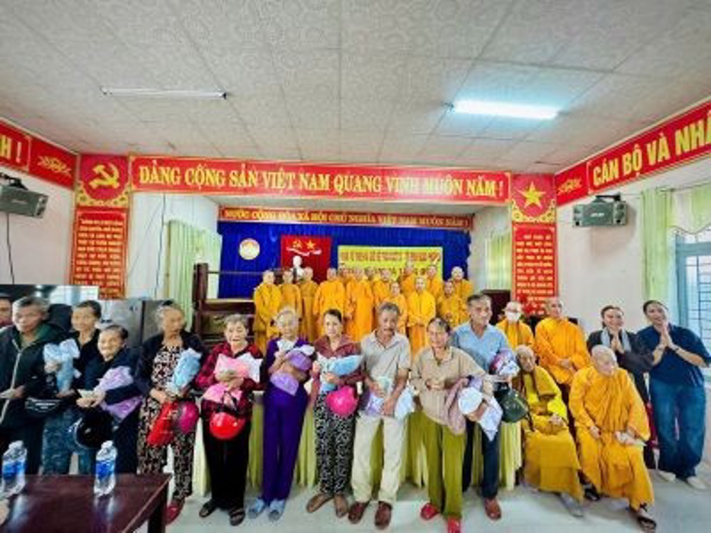 Đà Nẵng: Điểm cuối hành trình – Ni giới Hệ phái Khất sĩ lan tỏa hơi ấm Từ bi đến những miền mưa lũ