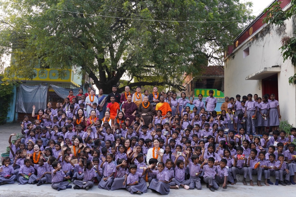 Ấn Độ: Đạo Tràng Xiển Pháp Viện trao quà từ thiện và tham quan các thánh tích Phật giáo