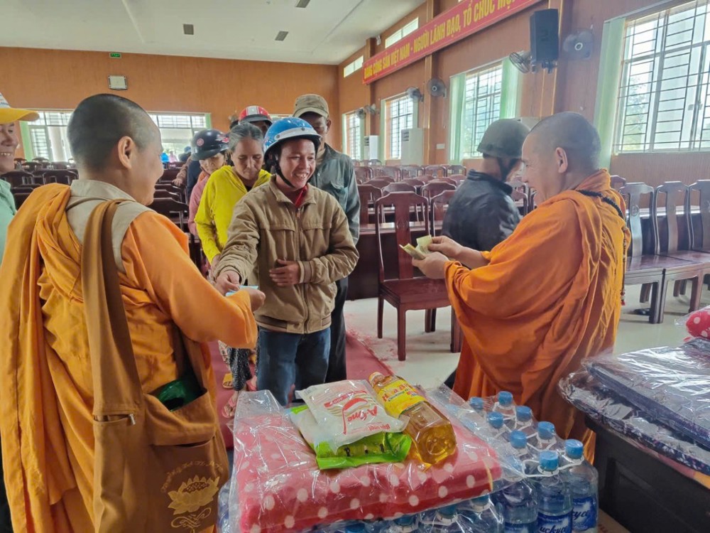 Tịnh xá Ngọc Lai trao 200 phần quà đến bà con hai xã Hòa Thịnh và Hòa Phú (Phú Yên cũ)