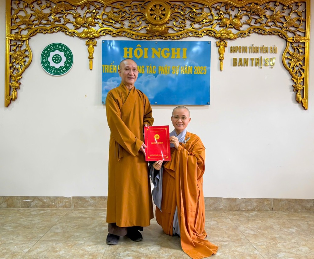 A person and person in robes holding a red certificate

AI-generated content may be incorrect.