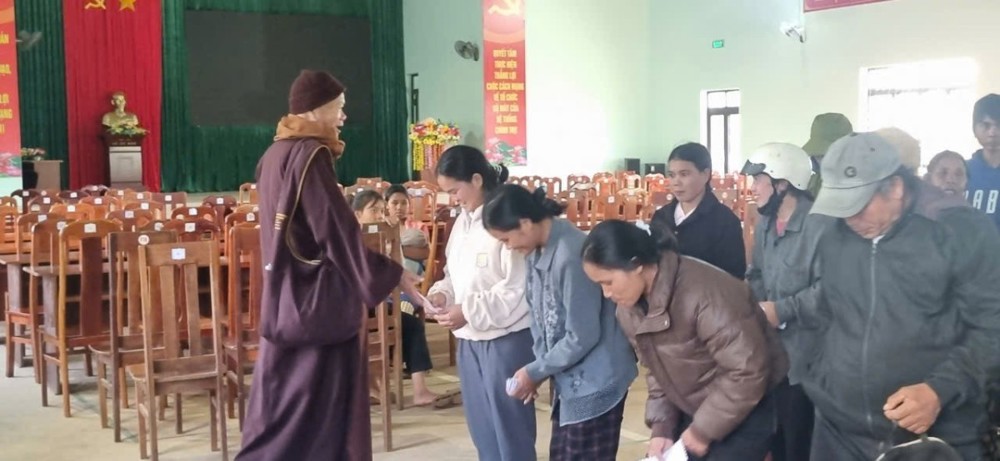 Chùa Minh Giác (TP.HCM) và chùa Minh Châu (Gia Lai) trao tặng quà cho hộ khó khăn