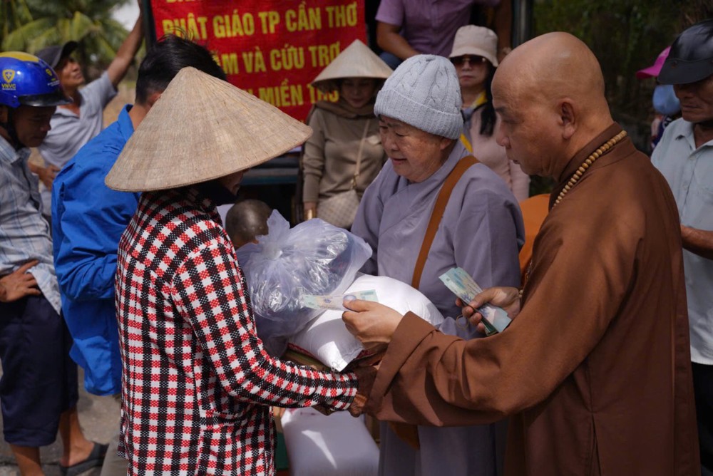Ban Từ thiện xã hội GHPGVN TP. Cần Thơ tiếp tục trao những phần quà hỗ trợ bà con vùng lũ tại tỉnh các tỉnh miền Trung