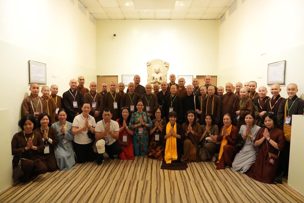 Tăng Ni sinh Trường Trung cấp Phật Học Hà Nội hành hương về miền Đất Phật