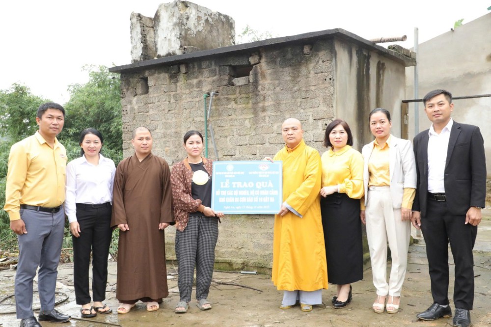 Nghệ An: Giáo hội và Mặt trận tỉnh trao quà cho các hộ có hoàn cảnh đặc biệt khó khăn