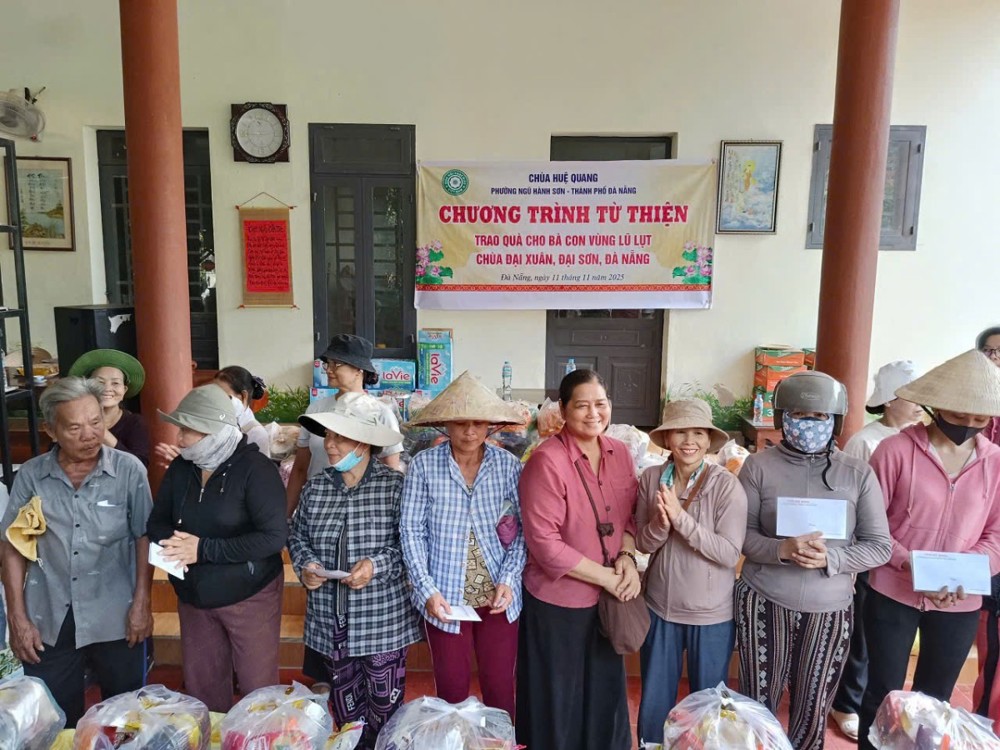 Đà Nẵng: Chùa Huệ Quang Ngũ Hành Sơn tặng quà cho bà con vùng lũ