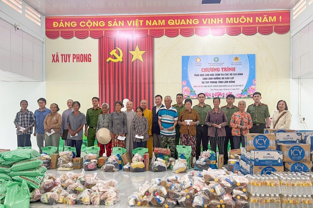 Lâm Đồng: Tặng quà hỗ trợ người dân vùng bão lũ ở Tuy Phong