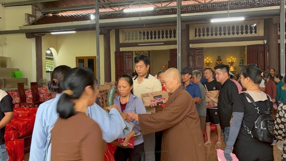 Chùa Linh Ứng, Hải Thịnh, tỉnh Ninh Bình,trao quà từ thiện cho bà con vùng lũ lụt tỉnh Thái Nguyên