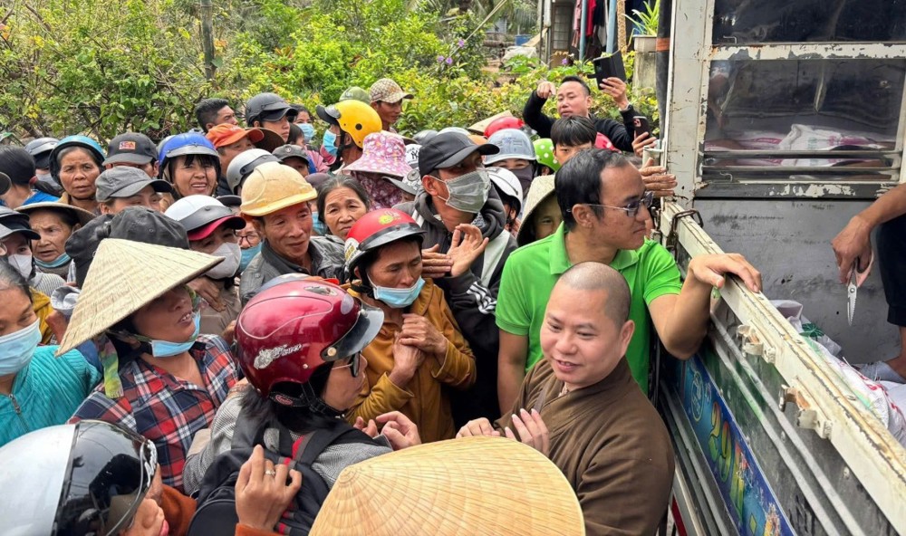 Chùa Chân Long (Hà Nội) thăm và trao quà đến đồng bào vùng bão lũ tại TP.Huế và tỉnh Đắk Lắk