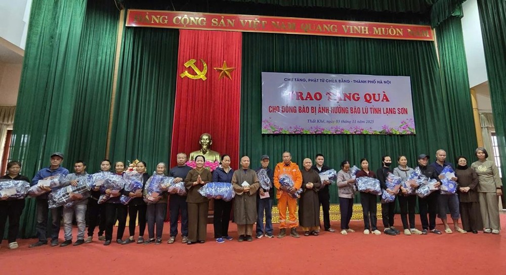 Đạo tràng Pháp Hoa chùa Bằng trao gửi yêu thương tới bà con vùng lũ tại tỉnh Lạng Sơn