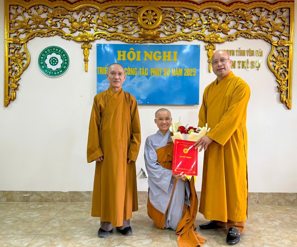 A group of people in orange robes

AI-generated content may be incorrect.