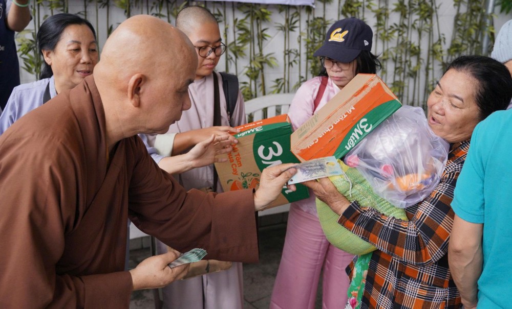 Khánh Hòa: Ban Từ thiện xã hội GHPGVN TP. Cần Thơ trao 150 phần quà hỗ trợ bà con vùng lũ