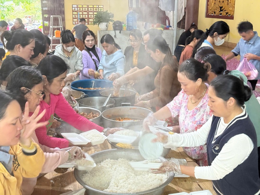 Đắk Lắk: Những suất cơm miễn phí lan tỏa yêu thương giữa mưa lũ của chư Tăng và Phật tử chùa Long Thạnh