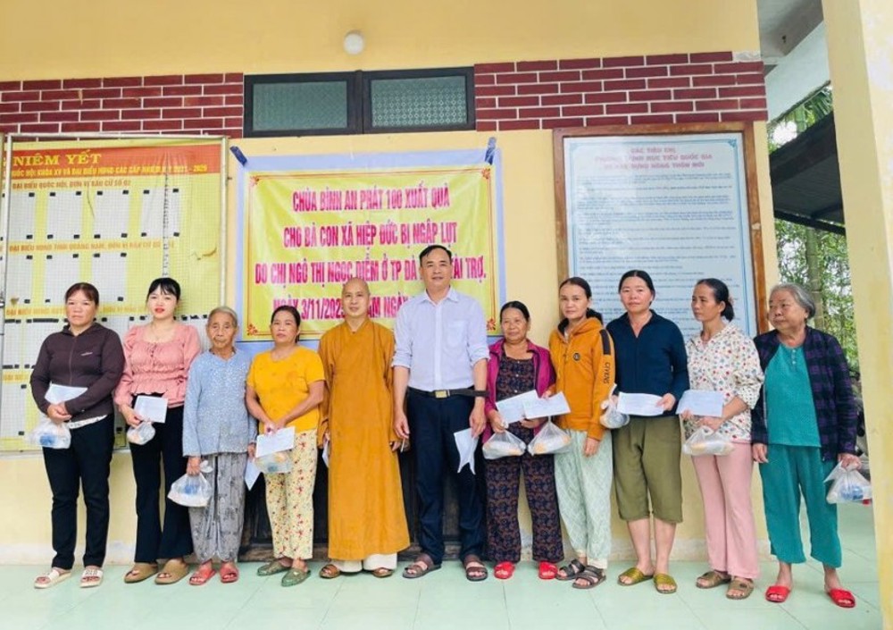 Đà Nẵng: Chùa Bình An phát quà cho đồng bào tại xã Hiệp Đức 