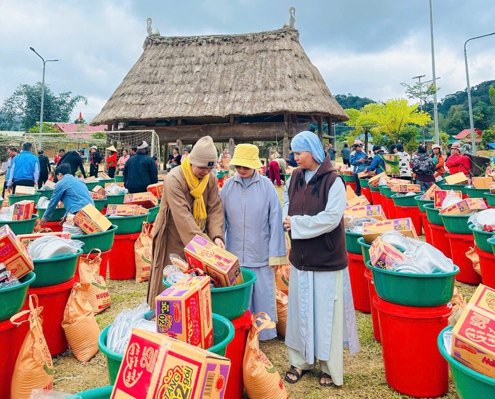 Đăk Lăk: Chùa Dược sư TP.Hồ Chí Minh cùng các Nhóm Thiện nguyện cứu trợ đồng bào vùng lũ