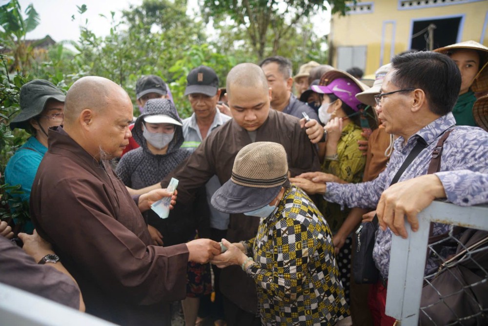 Thượng tọa Thích Thanh Phong tiếp tục hành trình cứu trợ đồng bào miền Trung sau bão lũ