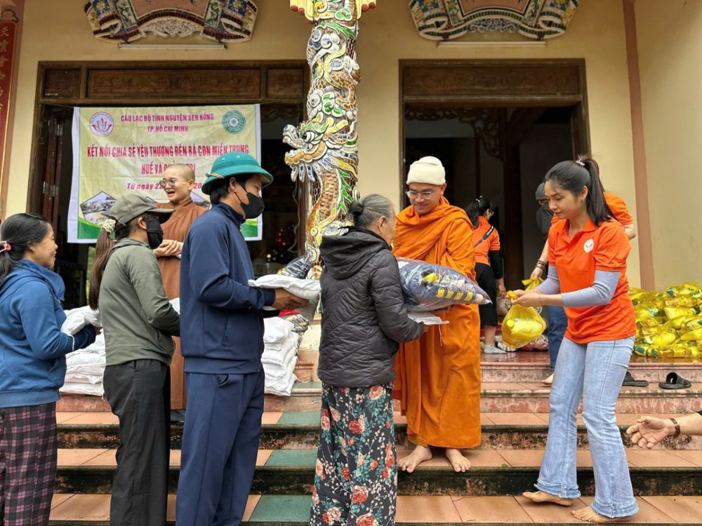 Câu lạc bộ Tình nguyện Sen  Hồng TP.HCM lan tỏa yêu thương về miền Trung sau bão lũ