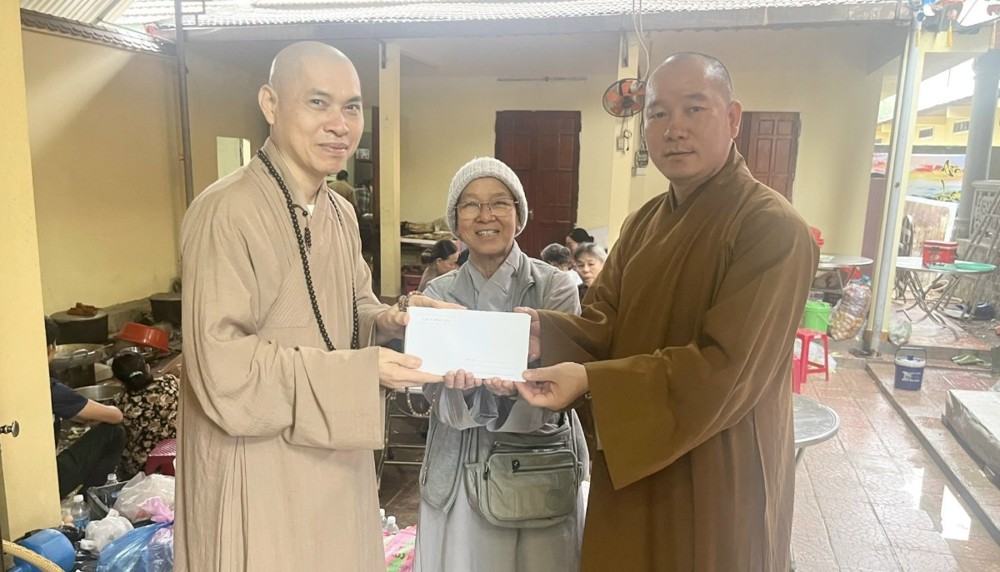 Chùa Minh Giác (TP.HCM) trao hơn 200 phần quà đến bà con bị ảnh hưởng ngập lụt do bão tại Huế