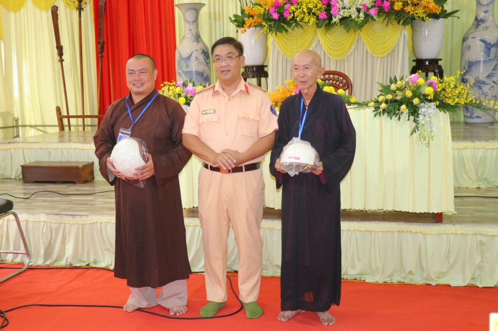 Vĩnh Long: Chư Hành giả khóa Kiết Đông lần III – Khu vực tỉnh Bến Tre (cũ) tham gia tập huấn  khóa “Tuyên truyền Luật trật tự, an toàn giao thông đường bộ” 