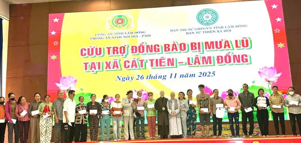 Lâm Đồng: Ban Từ thiện Xã hội Phật giáo trao 650 phần quà cứu trợ, thắp sáng niềm tin cho bà con vùng lũ