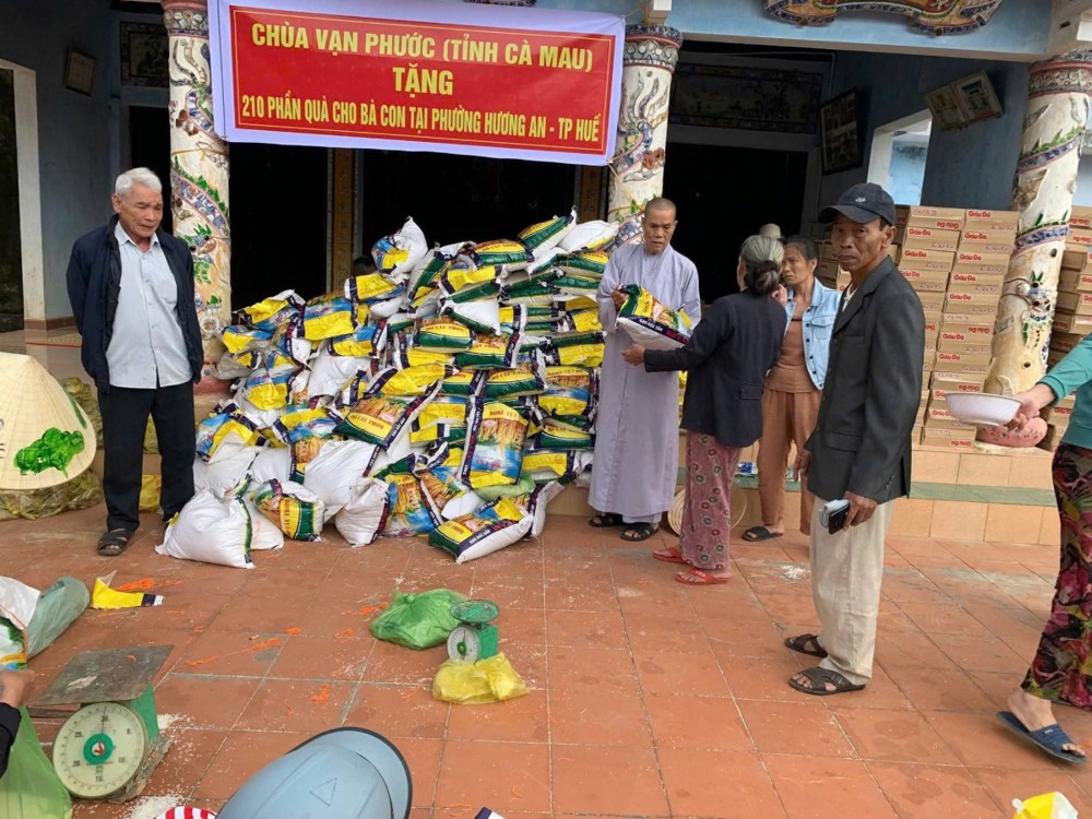 TP.Huế: Chùa Vạn Phước (Cà Mau) trao 210 phần quà đến đồng bào làng Lệ Khê