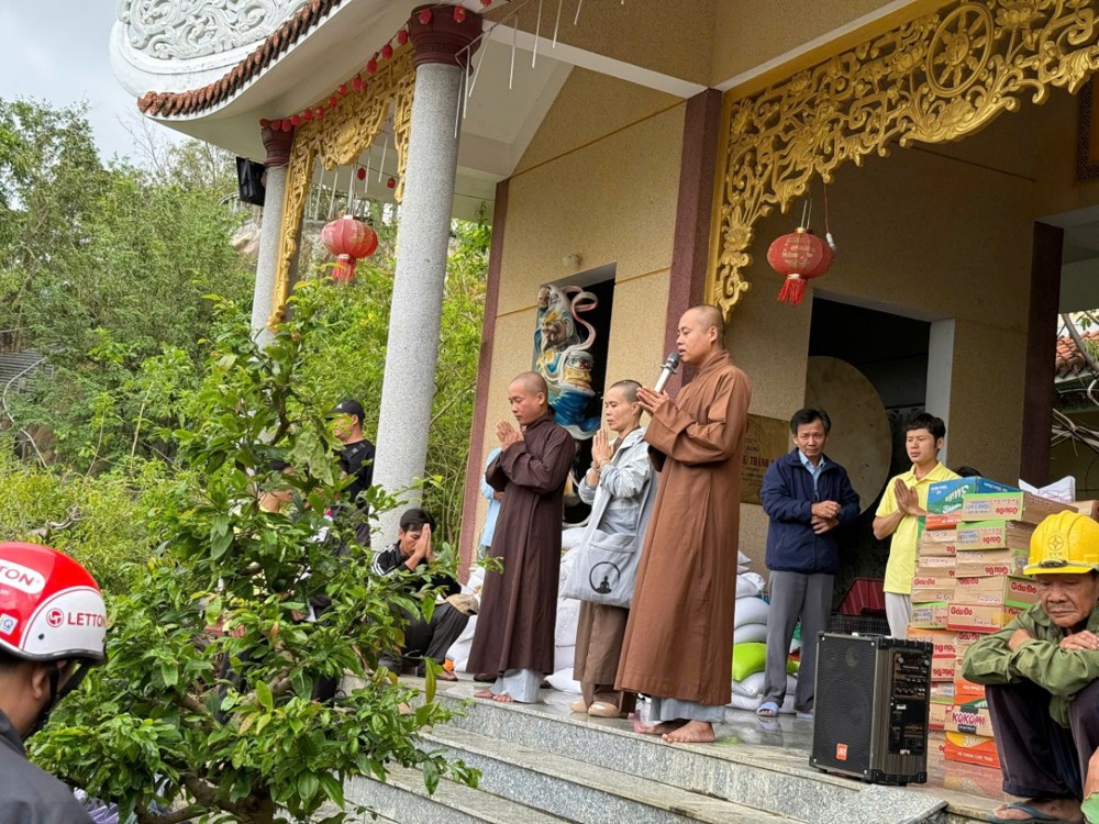 Chùa Kim Sơn (Đà Nẵng), chùa Phước Lộc (Huế) cứu trợ đồng bào bị lũ lụt tại Đăk Lăk