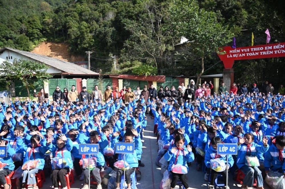 Đoàn từ thiện chùa Vẽ (Hải Phòng) và chùa Viên Thông (Hoa Kỳ) trao tặng hơn gần 800 triệu đồng tại xã Lũng Cú, tỉnh Tuyên Quang