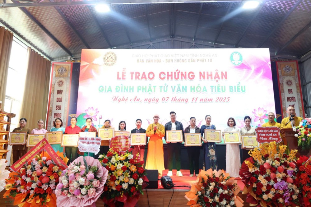 Nghệ An: Trao 2.064 chứng nhận Gia đình Phật tử Văn hóa tiêu biểu