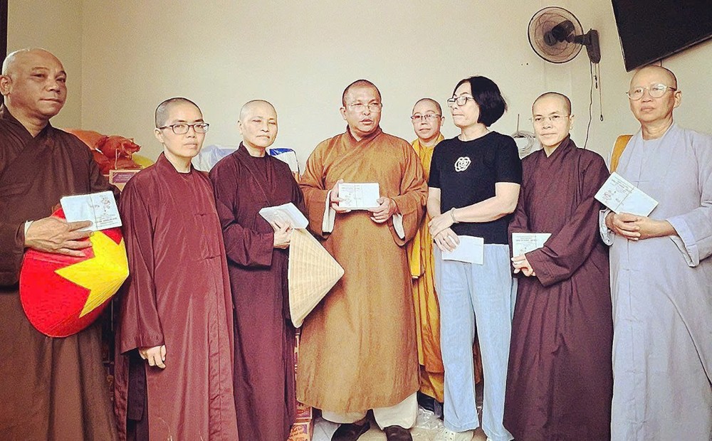 Lâm Đồng: Ban TTXH và Phân ban Ni giới trao 200 phần quà và cúng dường các chùa bị ảnh hưởng mưa lũ