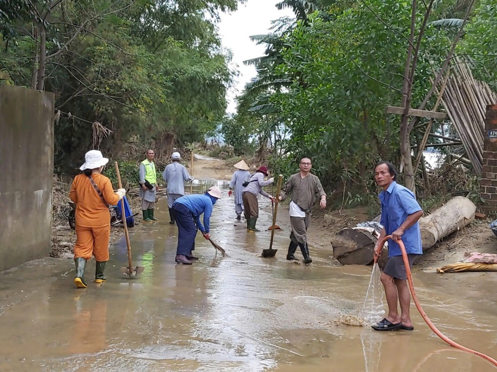Đà Nẵng: Trường Trung cấp Phật học hỗ trợ các khu vực bị ảnh hưởng bởi lũ lụt
