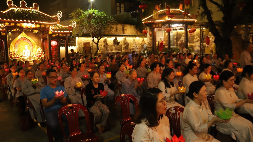 Quảng Ngãi: Đêm thuyết giảng và thắp nến tri ân nhân ngày vía Bồ Tát Quán Thế Âm tại chùa Huệ Hương