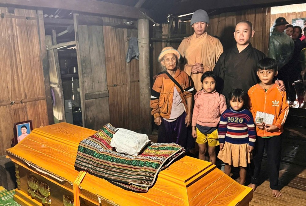 Nhóm Hành Trình Hiểu Thương trao 150 phần quà cứu trợ bà con vùng bão lũ Quảng Ngãi