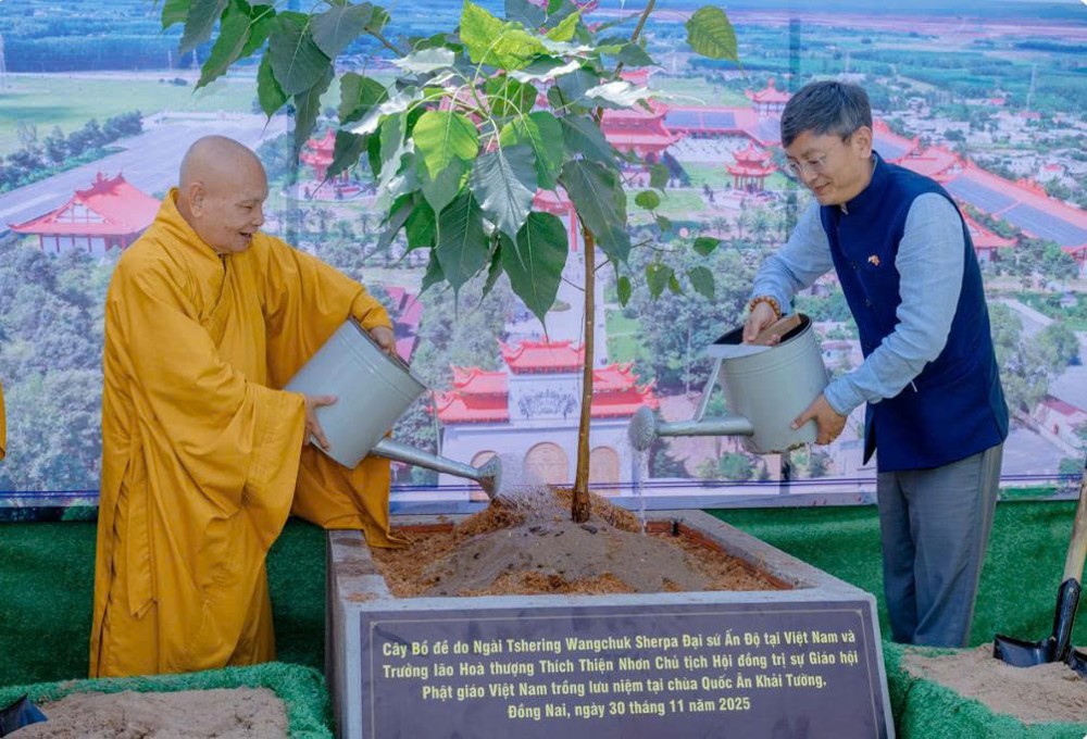 Đồng Nai: Tân Đại sứ Ấn Độ thăm và trồng cây Bồ đề tại chùa Quốc Ân Khải Tường