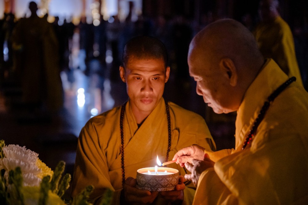 Thắp nến cầu nguyện bình an nhân ngày kỷ niệm Bồ-tát Quán Thế Âm thành đạo