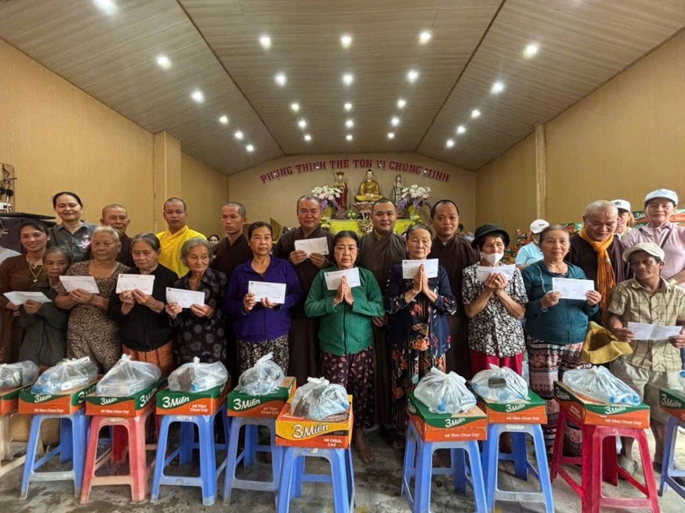 Đà Nẵng: Ban Hướng dẫn Phật tử tặng quà cho bà con vùng lũ