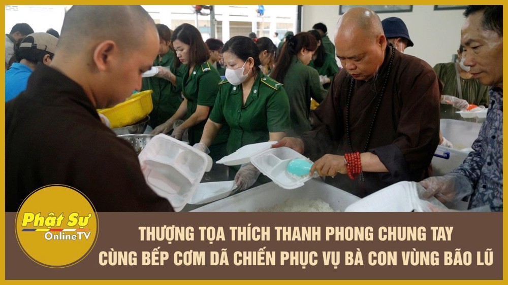 [Video] TT. Thích Thanh Phong chung tay cùng bếp cơm dã chiến phục vụ bà con vùng bão lũ