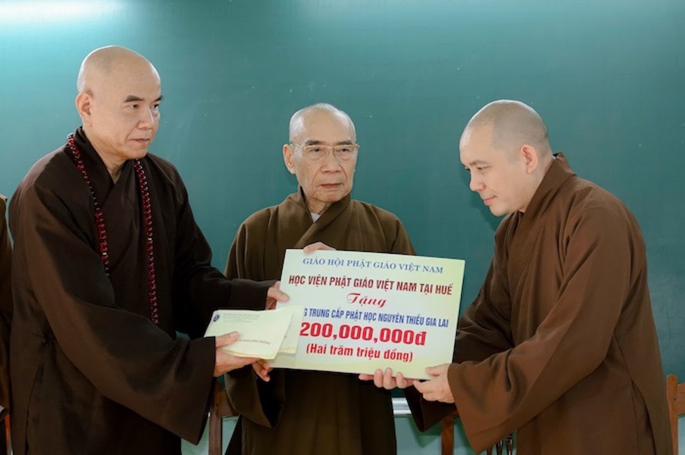 Học viện PGVN tại Huế thăm và hỗ trợ Trường Trung cấp Phật học Nguyên Thiều - Gia Lai sau ảnh hưởng bão lụt