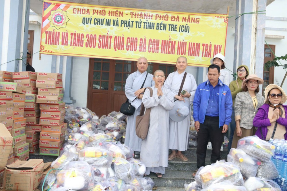 Đà Nẵng: Chùa Phổ Hiền và Chư Ni tại tỉnh Bến Tre (cũ) tặng quà cho bà con bị lũ lụt