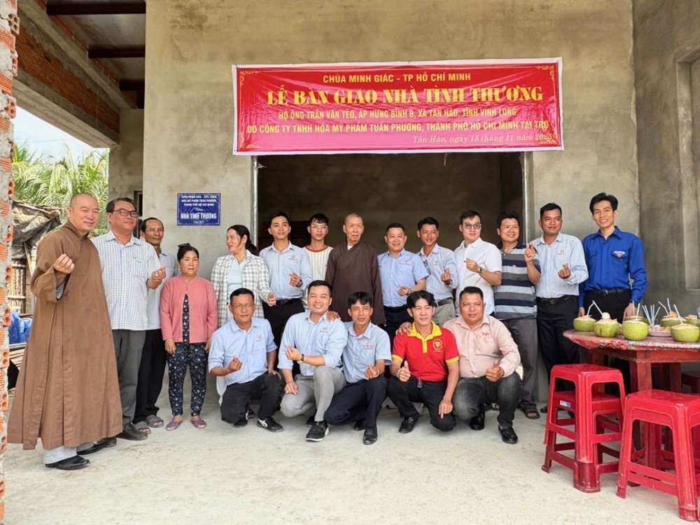 Chùa Minh Giác (TP.HCM) bàn giao nhà tình thương tại Vĩnh Long