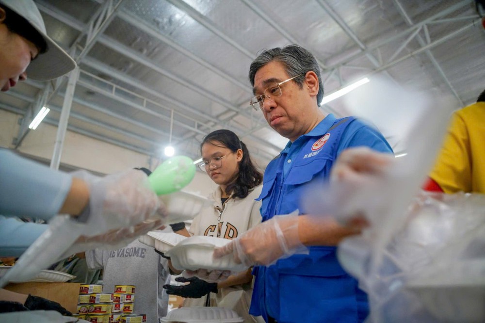 Ông Nguyễn Phước Lộc thăm và động viên bếp cơm từ thiện dã chiến tại tỉnh Khánh Hòa