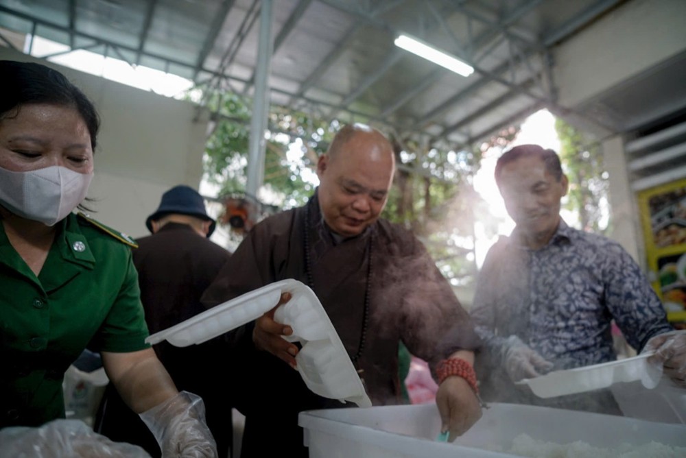 TT. Thích Thanh Phong chung tay cùng bếp cơm dã chiến phục vụ bà con vùng bão lũ